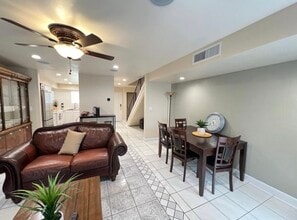 7651 Reseda Blvd, Unit Unit 26 in Reseda, CA - Building Photo - Building Photo