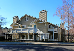 Creekside Apartments in Hayward, CA - Building Photo - Building Photo