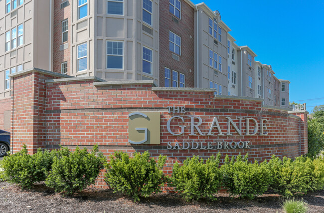 The Grande Saddle Brook in Saddle Brook, NJ - Foto de edificio - Building Photo