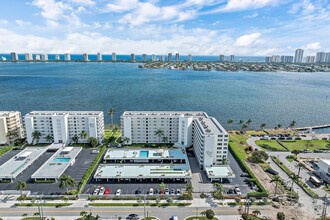 301 Lake Shore Dr in Lake Park, FL - Building Photo - Building Photo