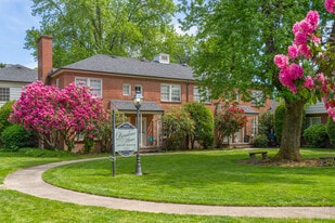 Broadmoor Manor in Portland, OR - Building Photo
