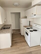Fern Oaks Manor in Victoria, BC - Building Photo - Building Photo