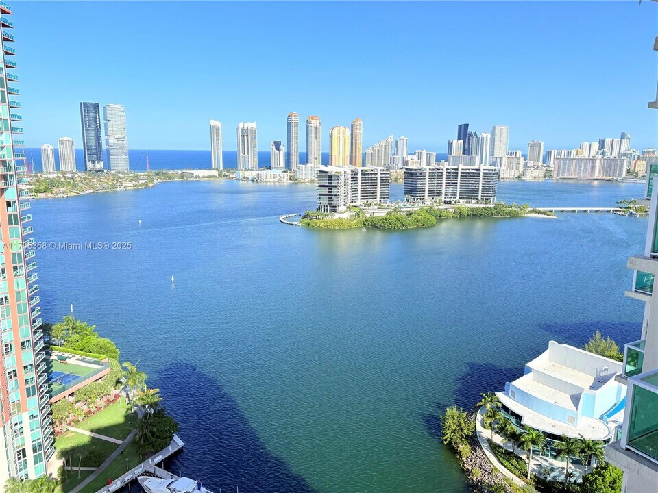 3330 NE 190th St in Miami, FL - Building Photo