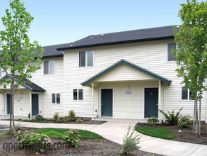 Victoria Place Apartments in Dallas, OR - Building Photo - Building Photo