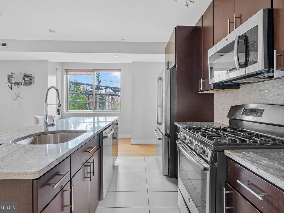 900 N 16th St in Philadelphia, PA - Building Photo