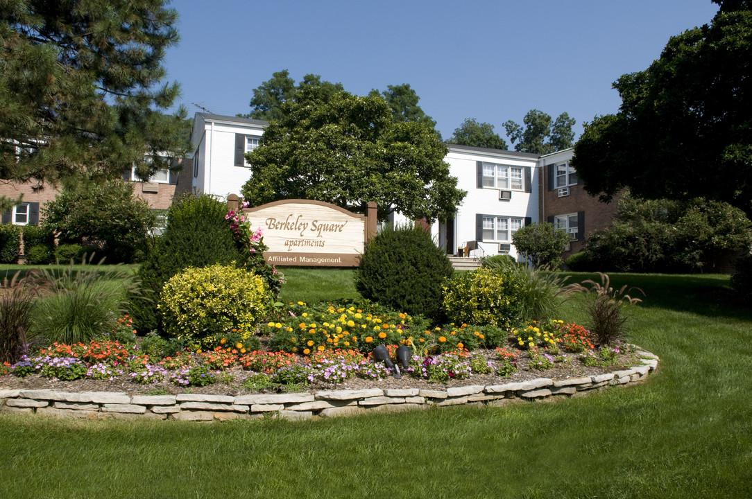 Berkeley Square in Suffern, NY - Foto de edificio