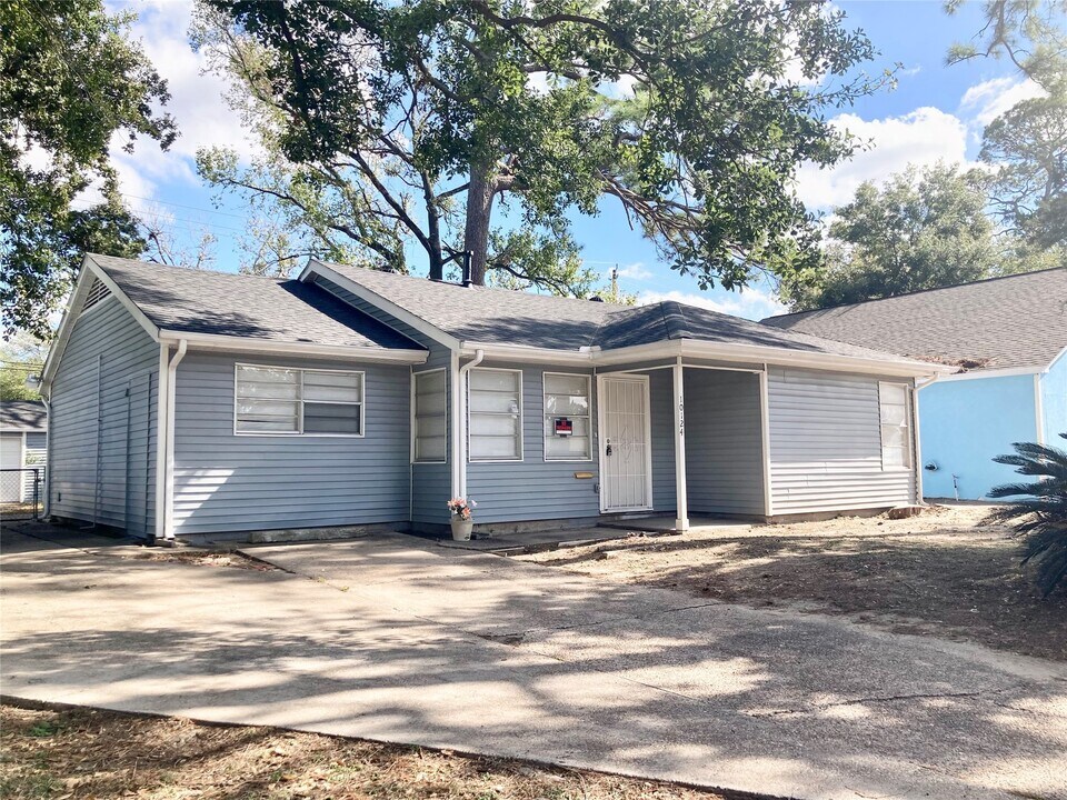 10124 Homestead Rd in Houston, TX - Building Photo