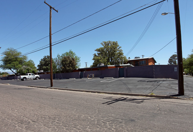 Columbus Square Apartments in Tucson, AZ - Foto de edificio - Building Photo