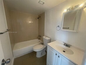 492 NW 165th St in Miami, FL - Foto de edificio - Building Photo