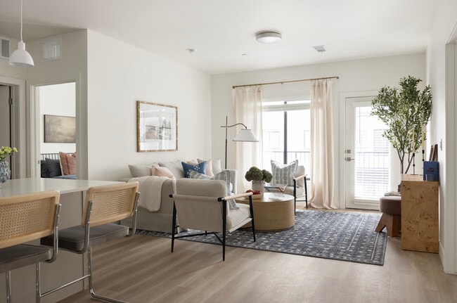 Layton Station Apartments in Layton, UT - Foto de edificio - Building Photo