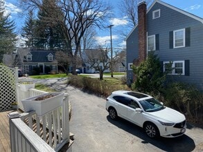 22 Cleveland Rd in Wellesley, MA - Foto de edificio - Building Photo