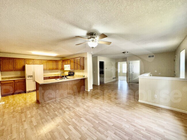 300 W North St in Prairie City, IA - Building Photo - Building Photo