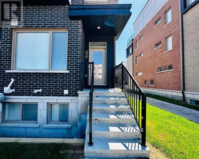 826 Mikinak Rd in Ottawa, ON - Building Photo - Building Photo