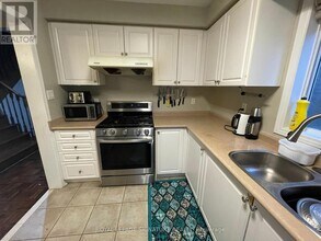 17 Neuchatel Ave in Vaughan, ON - Building Photo - Building Photo