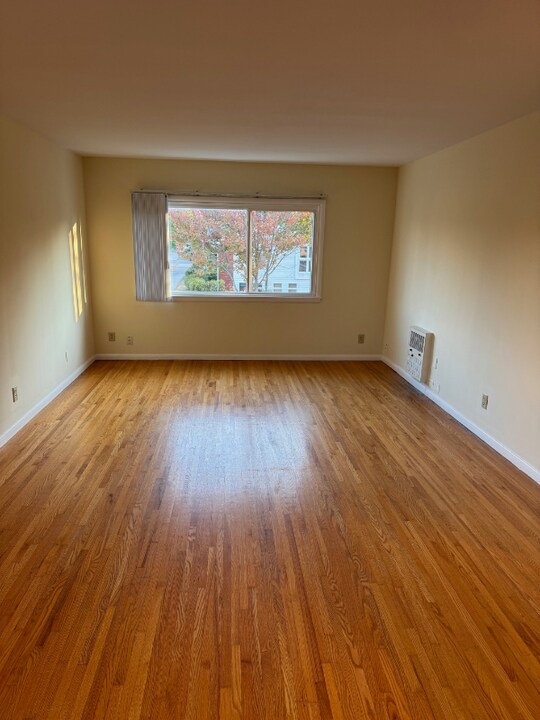 1585 W Highland Pkwy in St. Paul, MN - Building Photo