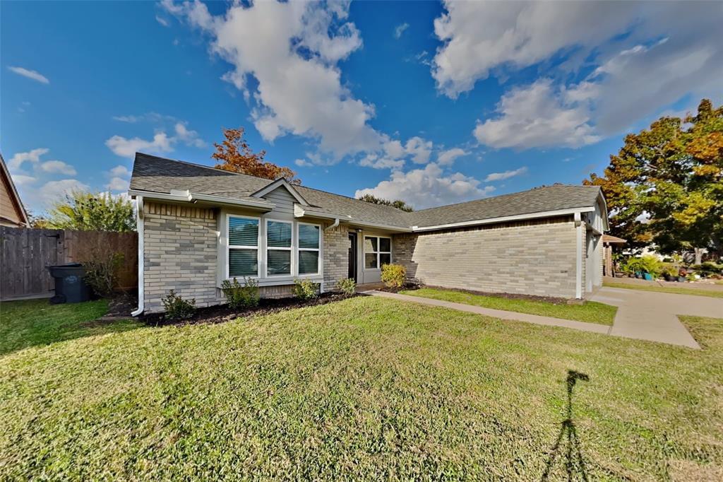 2215 Fountain Dr in Sugar Land, TX - Building Photo