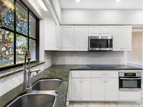 3304 Alhambra Cir in Coral Gables, FL - Foto de edificio - Building Photo