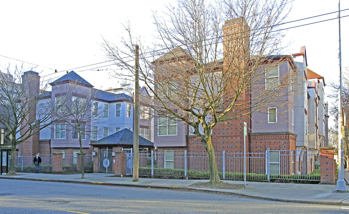 Cascade Court Apartments in Seattle, WA - Building Photo