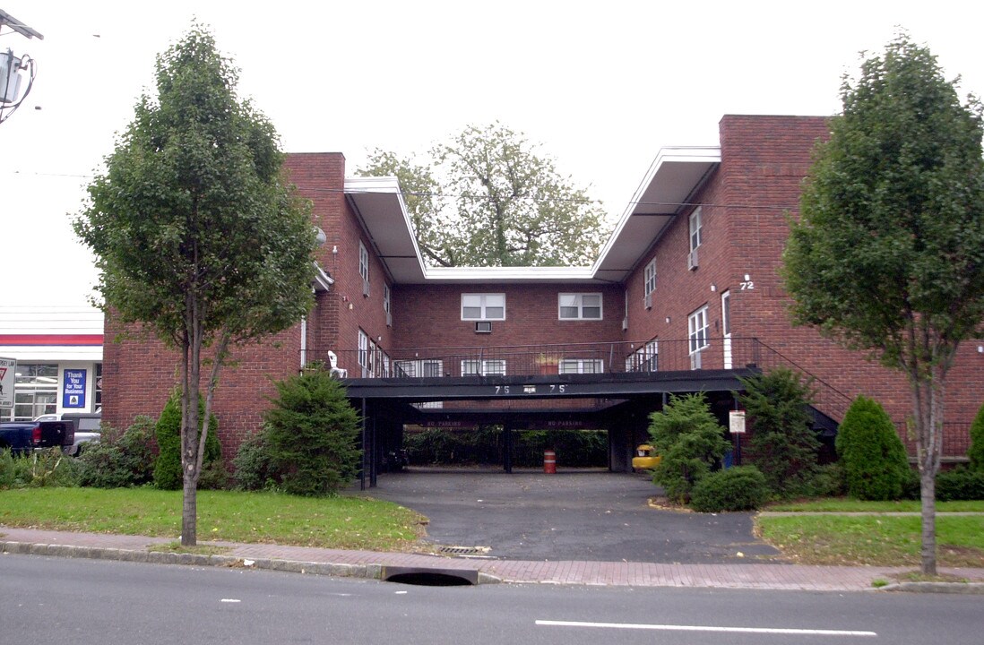 72 E Main St in Bogota, NJ - Foto de edificio