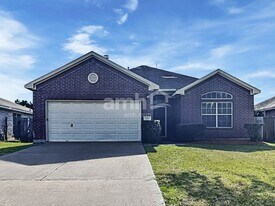 1119 Chase Park Dr in Bacliff, TX - Building Photo