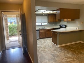 881 Oakmont Dr in Redding, CA - Building Photo - Building Photo