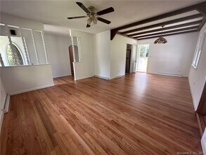 10 Entrance Rd in Milford, CT - Building Photo - Building Photo