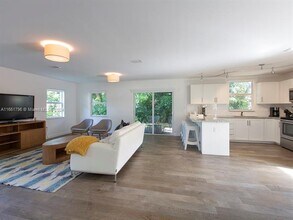 6017 SW 63rd Ter in South Miami, FL - Foto de edificio - Building Photo