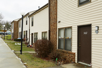 Woodlands Apartments in Washington, PA - Building Photo - Building Photo