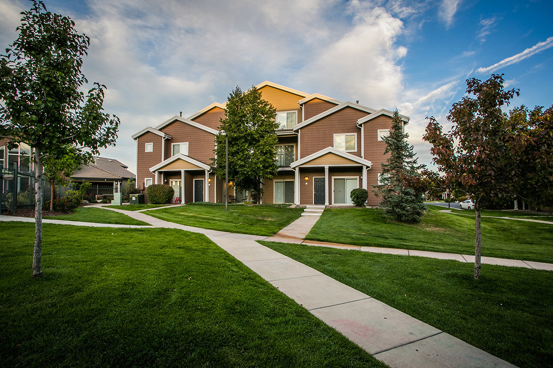 Redstone Ranch Apartments in Denver, CO - Building Photo