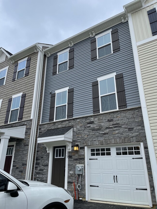 229 Sugar Maple Sq, Unit Mapleview Townhomes in West Bradford, PA - Building Photo - Building Photo