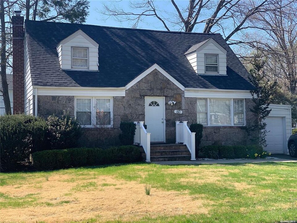 60 Wickey Ave in Westbury, NY - Building Photo