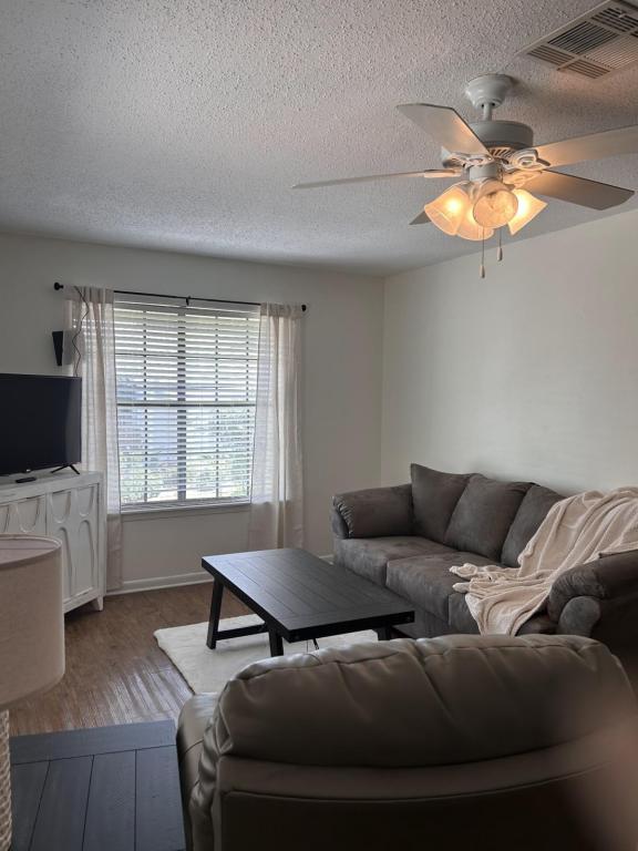 1103 Hodges St in Lake Charles, LA - Building Photo - Building Photo