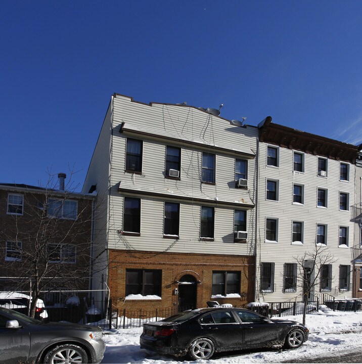 241 Irving Ave in Brooklyn, NY - Building Photo