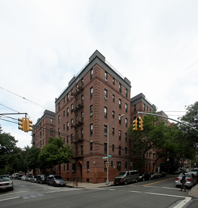 90-31 Whitney Ave in Elmhurst, NY - Foto de edificio - Building Photo