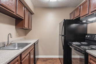 Fountain Woods in Beaumont, TX - Building Photo - Interior Photo