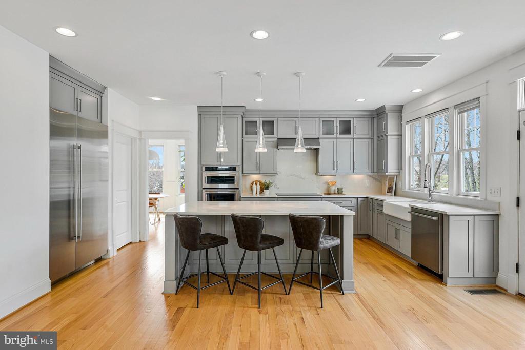 938 Dead Run Dr in McLean, VA - Building Photo