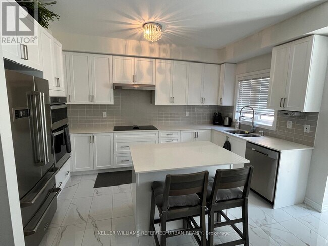 57 Gordon Cir in Newmarket, ON - Building Photo - Building Photo