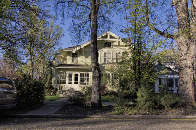 Welch House Apartments photo'