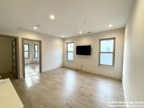 118 Buttonwood St, Unit 2 in Boston, MA - Building Photo - Building Photo