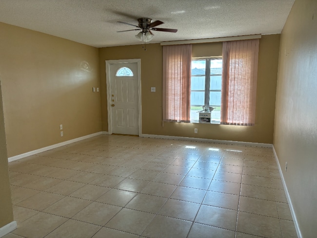 8601 NW 59th St in Tamarac, FL - Building Photo - Building Photo