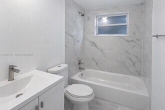 638 NE 166th St in Miami, FL - Foto de edificio - Building Photo