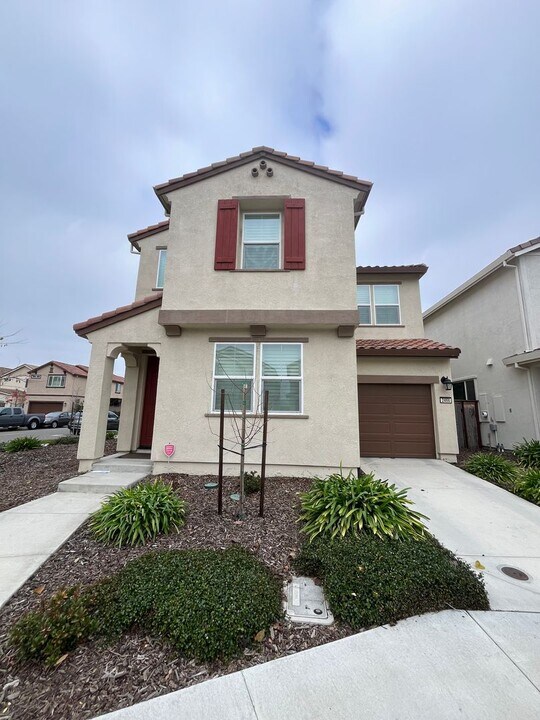 2466 Buzz Aldrin Way in Sacramento, CA - Building Photo