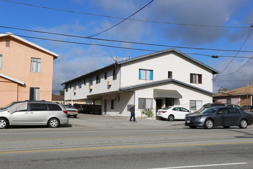 7649 N Hollywood Way in Sun Valley, CA - Building Photo