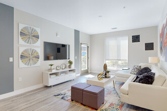 Solana Lucent Station in Highlands Ranch, CO - Foto de edificio - Interior Photo