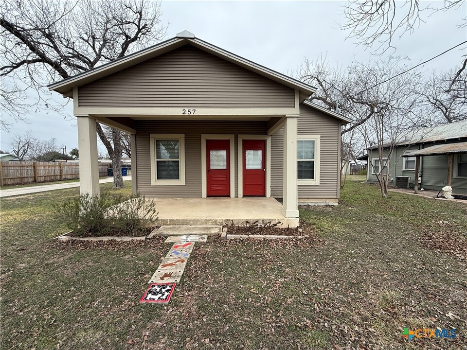 257 E Garza St in New Braunfels, TX - Building Photo