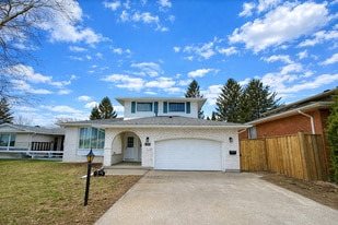 25 Meadowbrook Crescent in St Catharines, ON - Building Photo