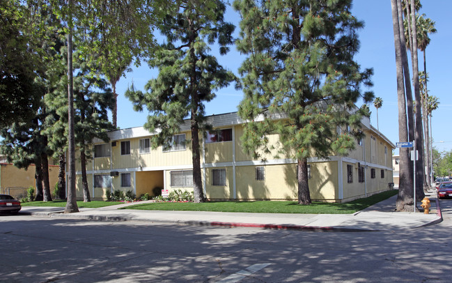 7044 Alabama in Canoga Park, CA - Foto de edificio - Building Photo