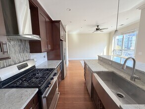 1002 W Van Buren St, Unit J-05 in Chicago, IL - Building Photo - Building Photo