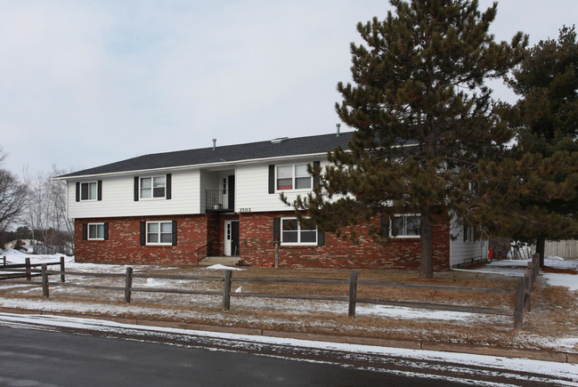 2503 Fryklund Dr in Menomonie, WI - Foto de edificio - Building Photo