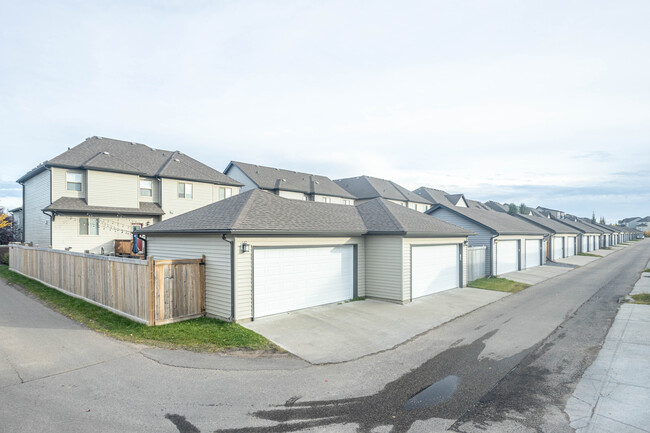 333 Pioneer Rd in Spruce Grove, AB - Building Photo - Building Photo